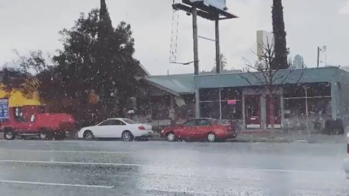 La extraña tormenta de nieve que azota a Los Ángeles