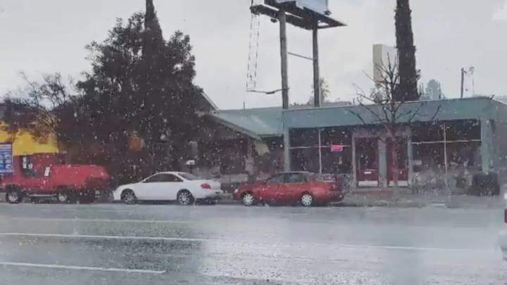 La extraña tormenta de nieve que azota a Los Ángeles
