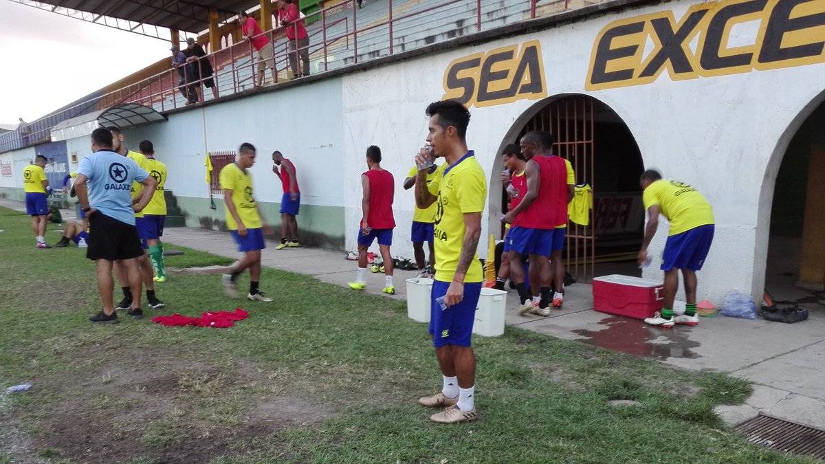 Jugadores de Juticalpa entrenando