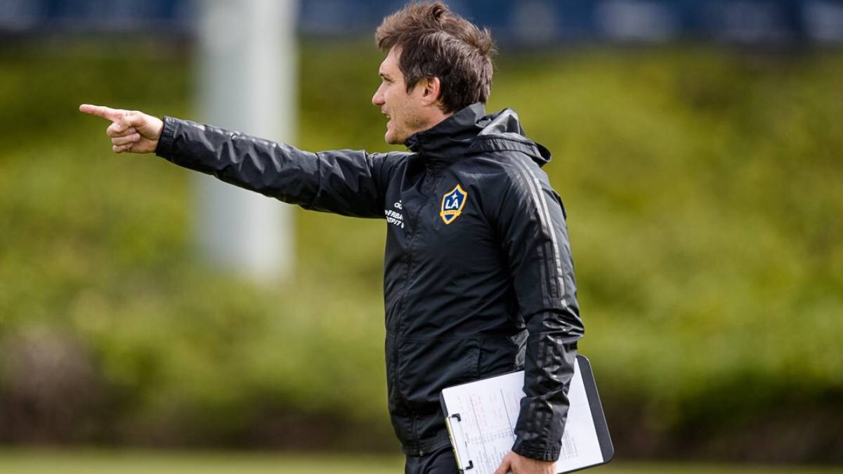 Guillermo Barros Schelotto dando indicaciones con LA Galaxy