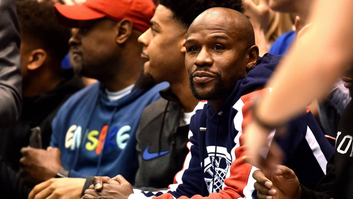 Floyd Mayweather en partido de basketball colegial