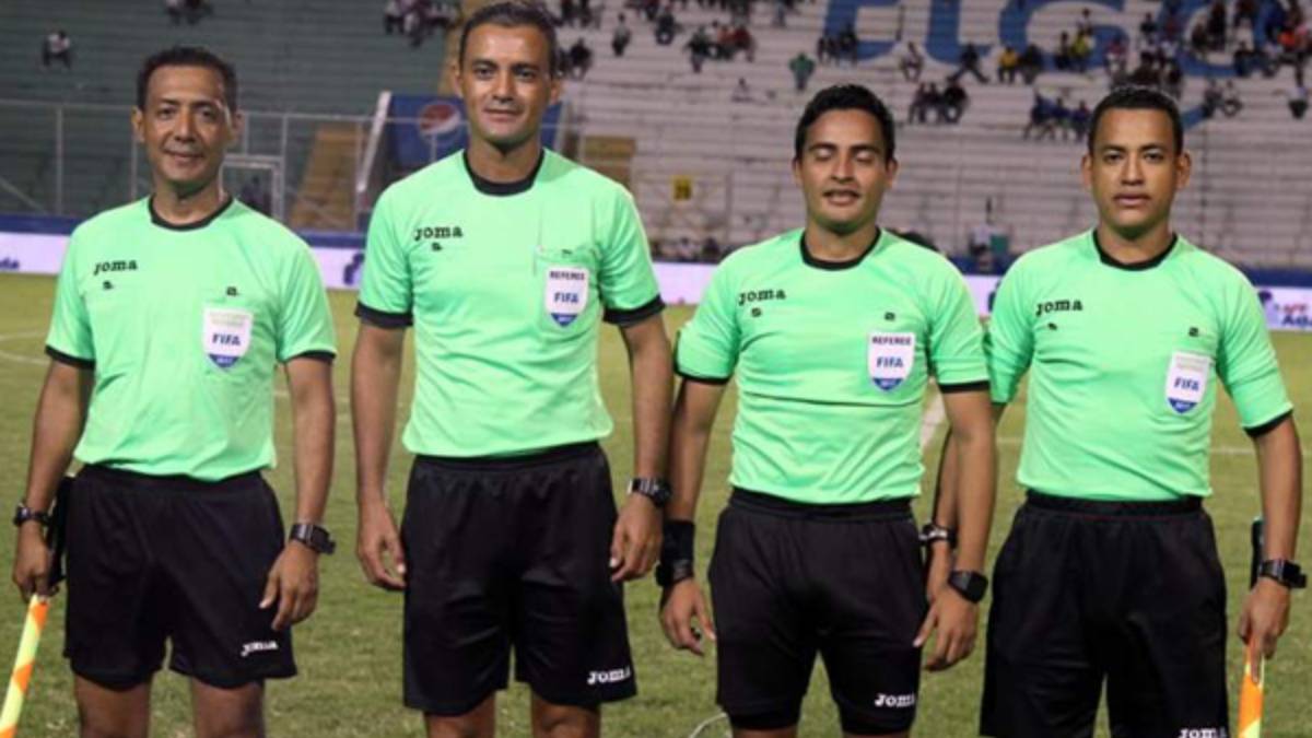 Árbitros de Honduras previo a un partido