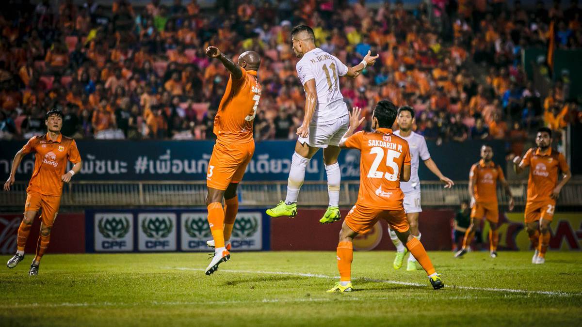 Nelson Bonilla disputando un balón