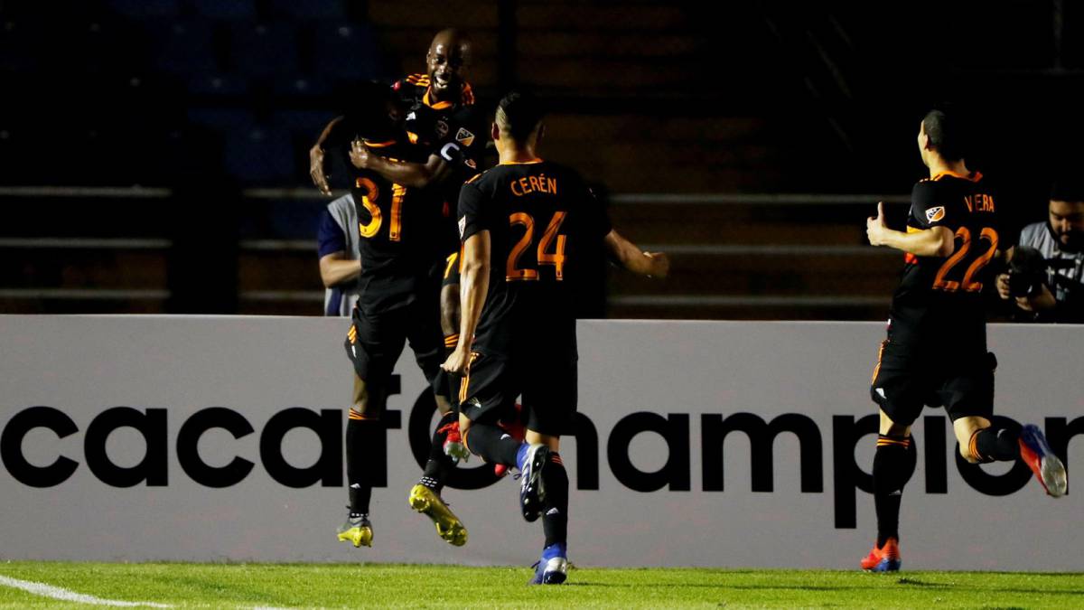 Beasley celebrando gol con Houston Dyanmo