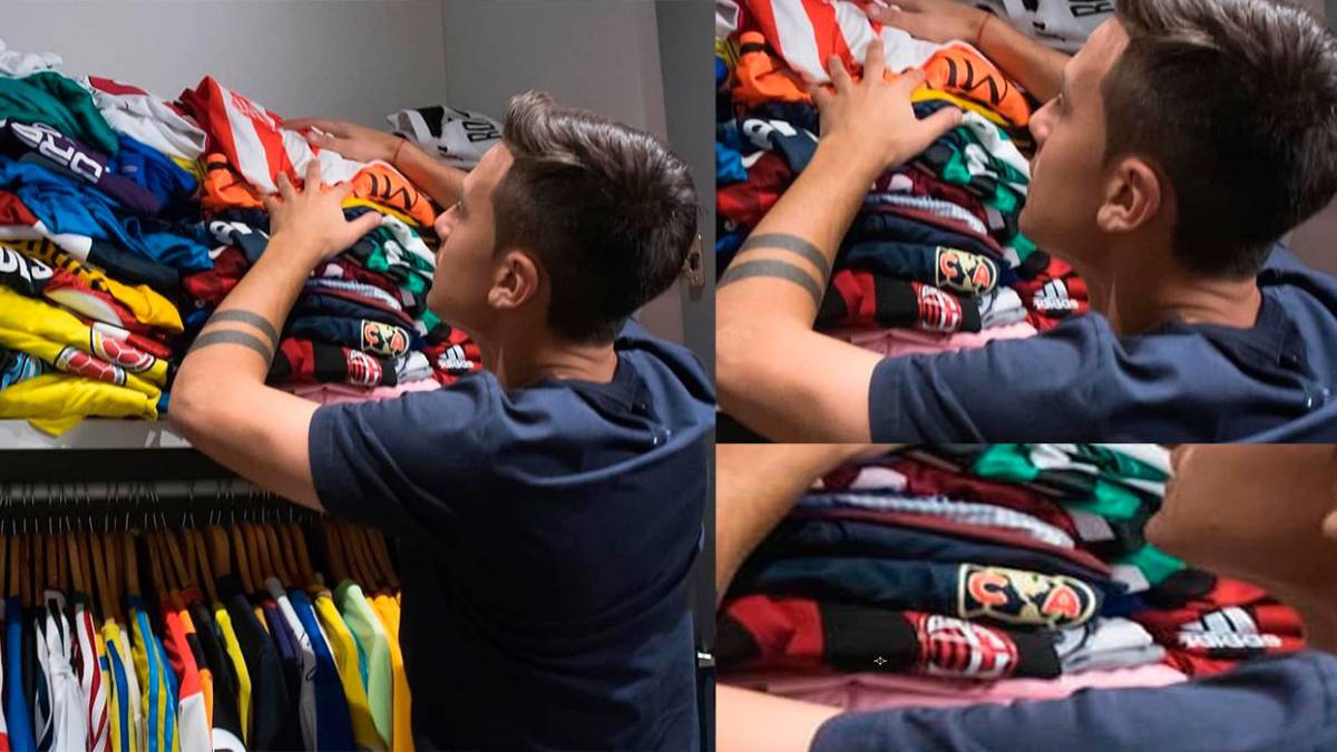 Paulo Dybala presumiendo su colección de camisetas