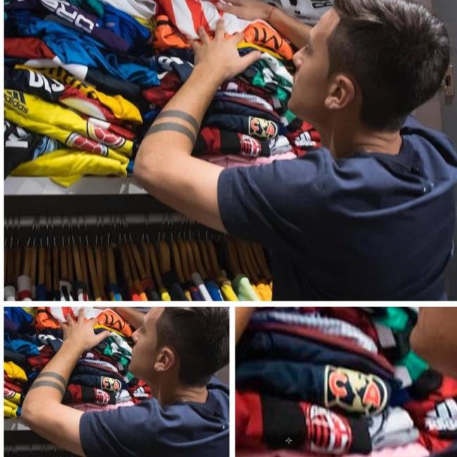 Paulo Dybala presumiendo su colección de camisetas