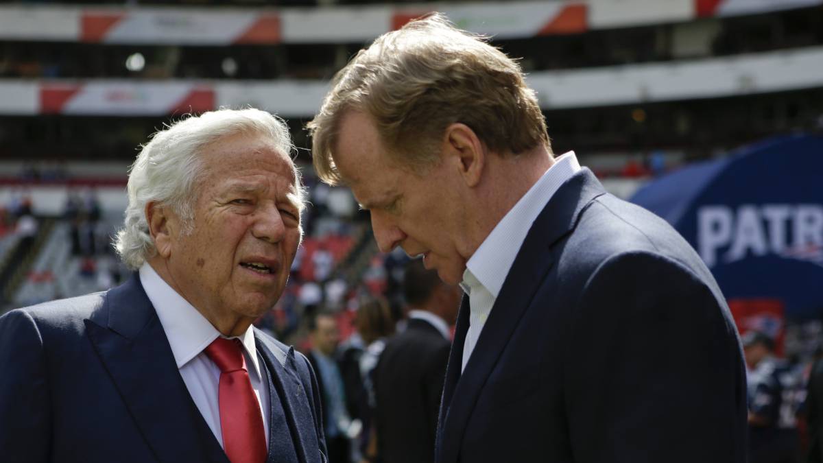 RObert Kraft con Roger Goodell