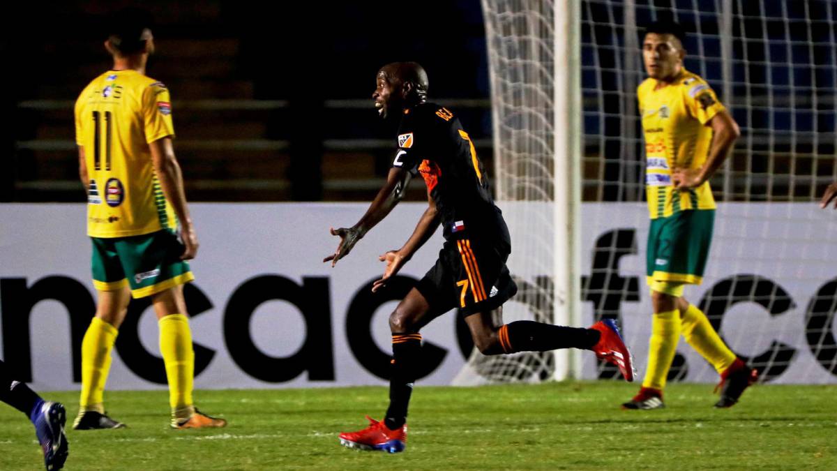 DaMarcus Beasley celebrando el gol que hizo con Houston Dynamo ante Guastatoya