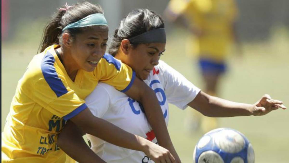 Jugadoras de la Liga de El Salvador disputando el balón