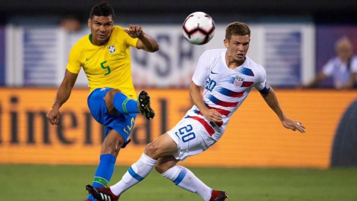 Casemiro golpeando el balón