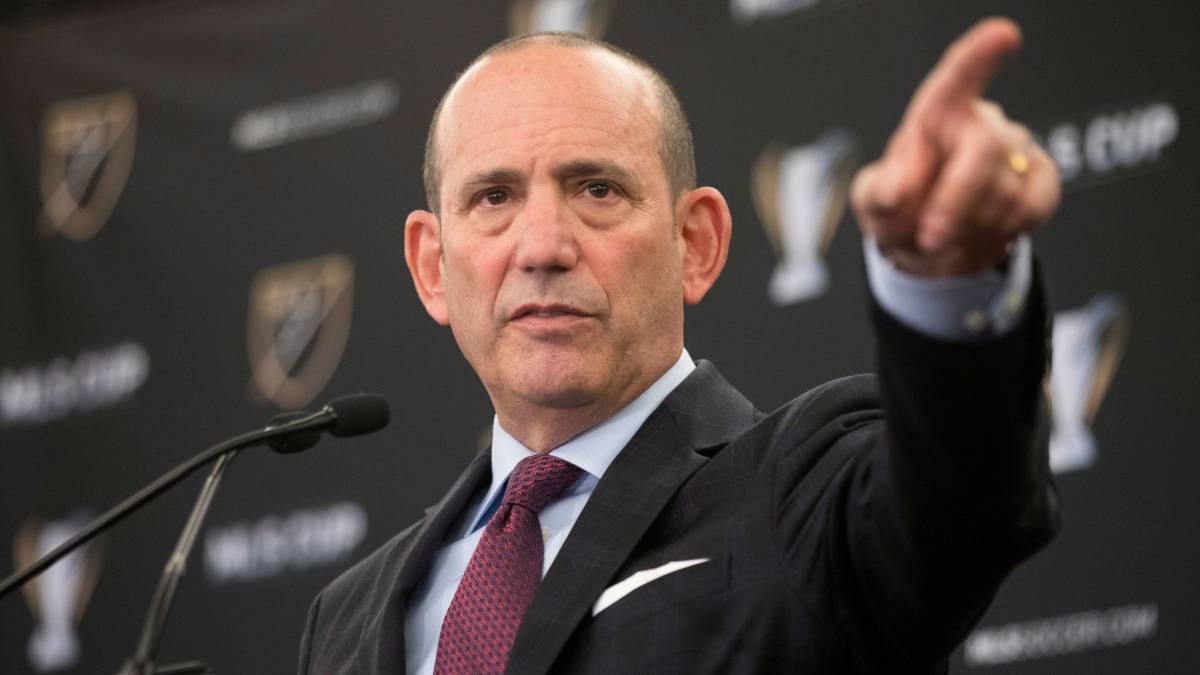Don Garber señalando