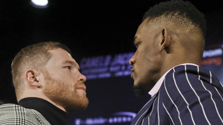 WBC and WBA middleweight world champion Canelo Alvarez left, stands face-to-face with IBF middleweight world champion Daniel Jacobs