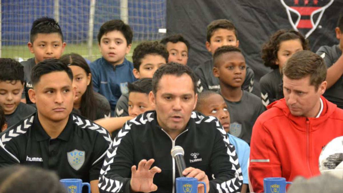 José Benítez hablando en conferencia