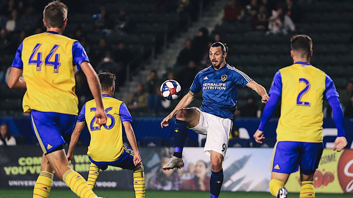 Zlatan controlando el balón en partido de LA Galaxy