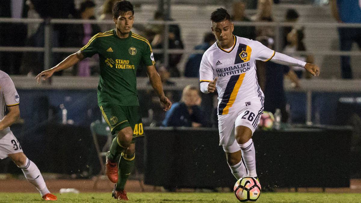 Álavrez conduce el balón jugando para LA Galaxy