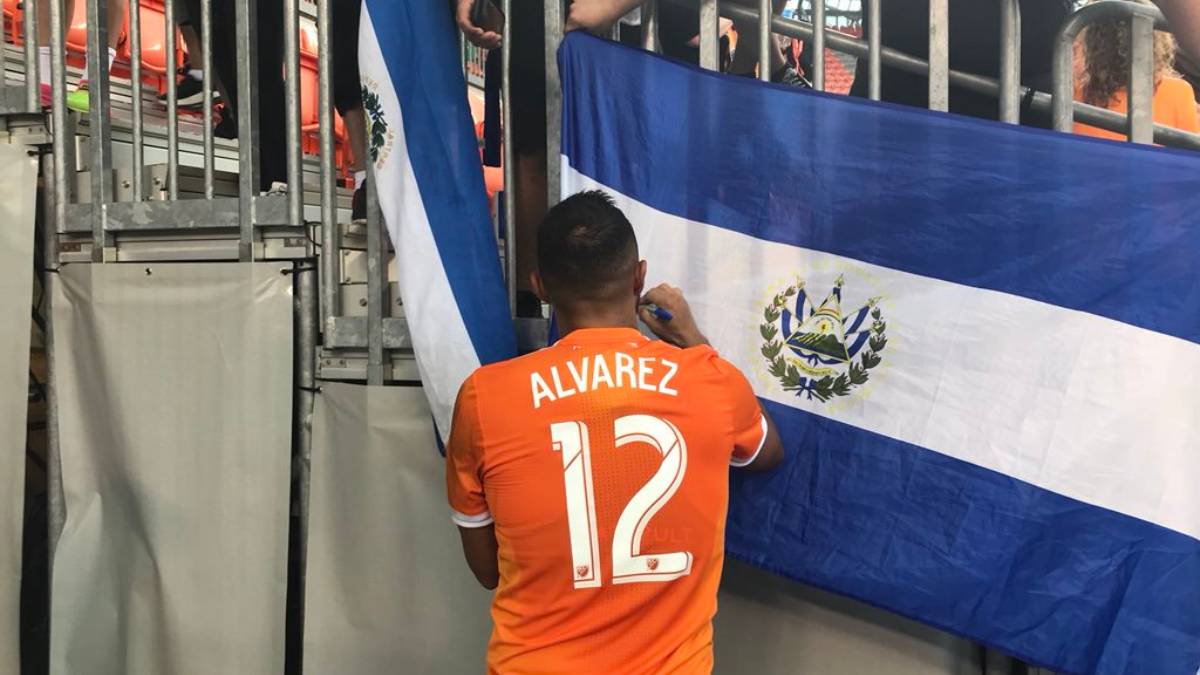 Álvarez firmando autografo con Houston Dynamo