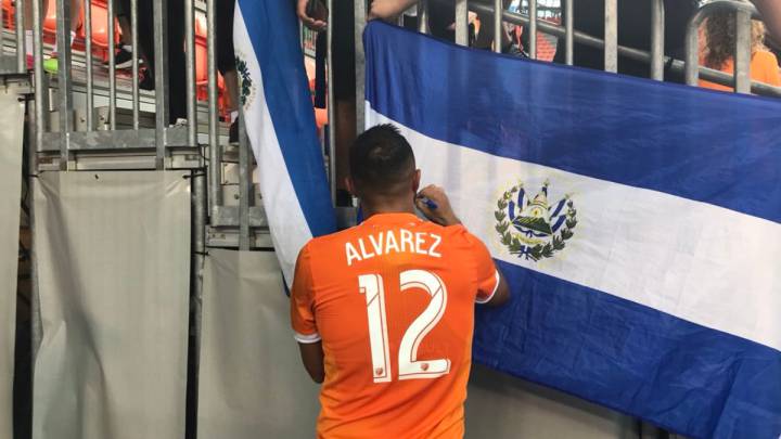 Álvarez firmando autografo con Houston Dynamo