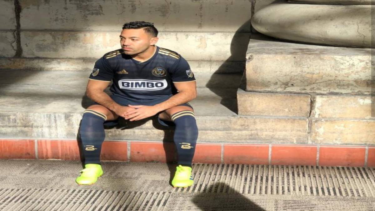 Marco Fabián posando con el uniforme de Philadelphia Union