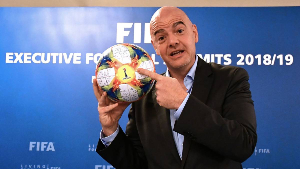 Gianni Infantino mostrando el balón a usarse en la Copa del Mundo Femenina