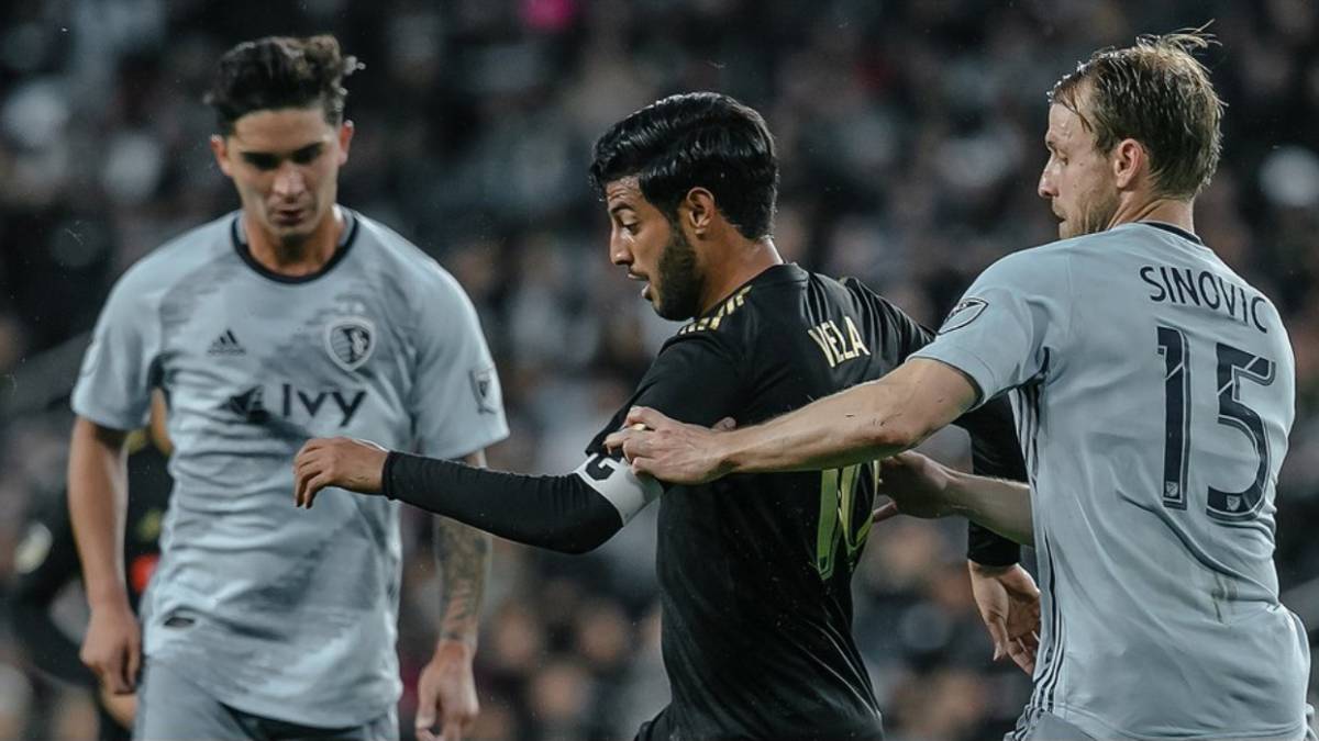 Carlos Vela disputando un balón ante Sporting Kansas City
