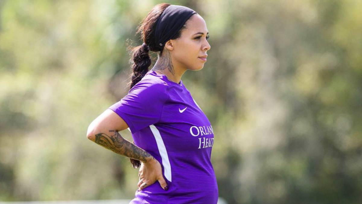 Sidney Leoruxcon el uniforme de Orlando Pride