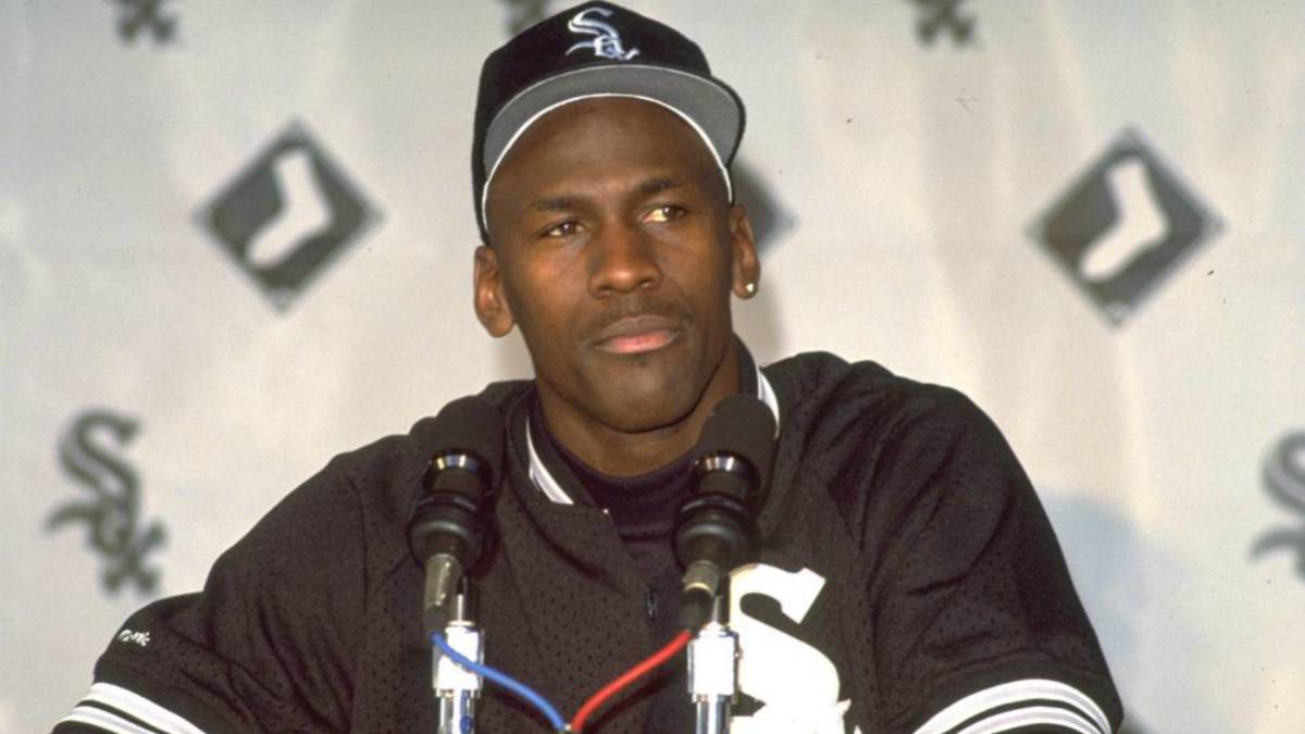 Michael Jordan en conferencia de prensa de los White Sox