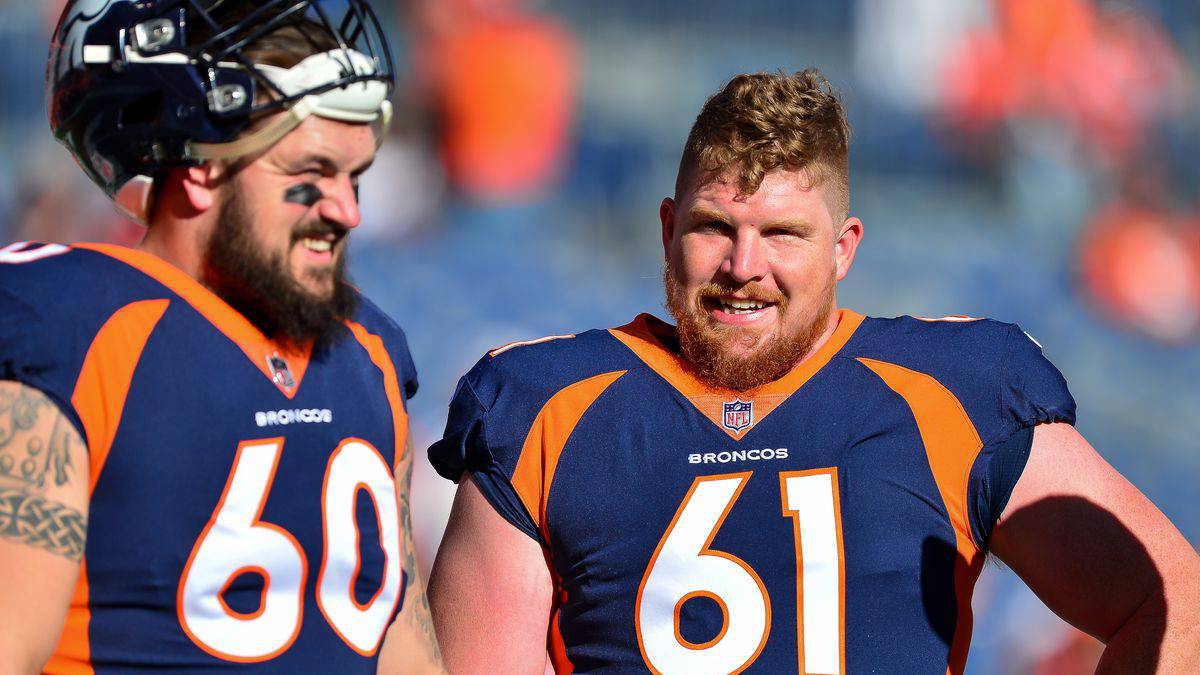 Matt Paradis en partido de Broncos