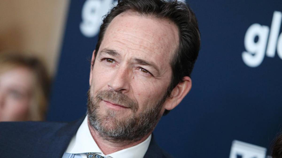 El protagonista de Riverdale y Beverly Hills, 90210, murió tras sufrir el pasado miércoles un derrame cerebral masivo.