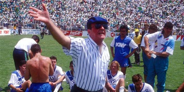 Manuel Lapuente celebra su segundo título con Puebla en la temporada 1989-1990