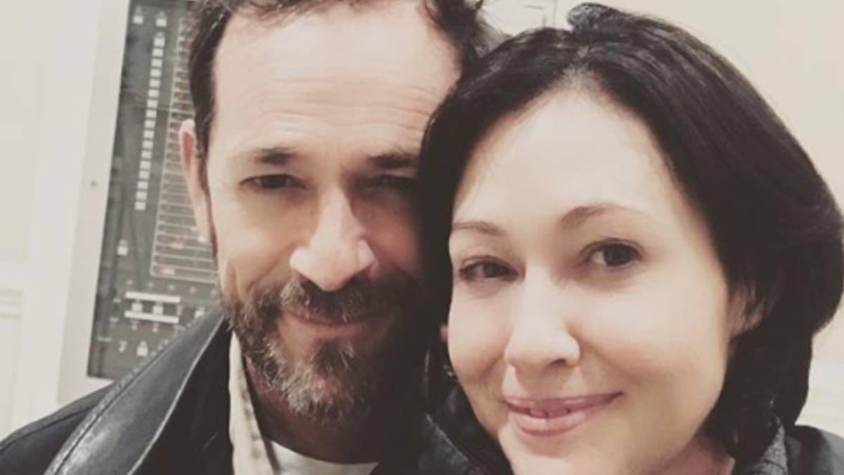 La actriz protagonista de Beverly Hills, 90210 no ocultó su dolor tras la muerte de su compañero de la famosa serie, quien murió por un derrame cerebral