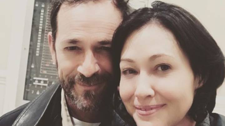 La actriz protagonista de Beverly Hills, 90210 no ocultó su dolor tras la muerte de su compañero de la famosa serie, quien murió por un derrame cerebral