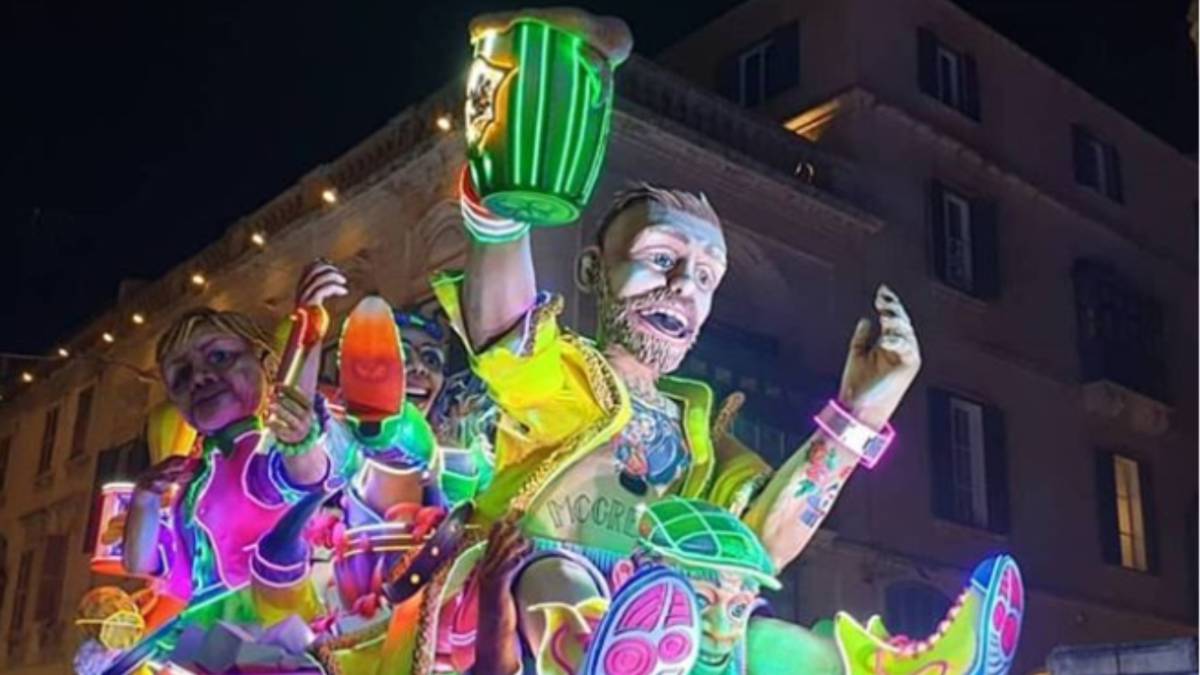 El intimidante peleador de la UFC destacó en una de los carros alegóricos con una réplica gigante de él bebiendo cerveza, en en las calles de Malta.