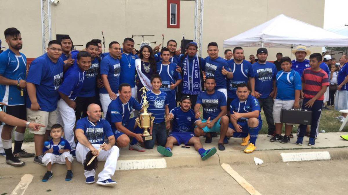 La barra salvadoreña, "Bichos Unidos" apoyando a El Salvador.