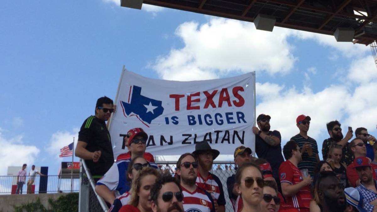 Cartel de aficionados que dice: "Texas es más grande que Zlatan"