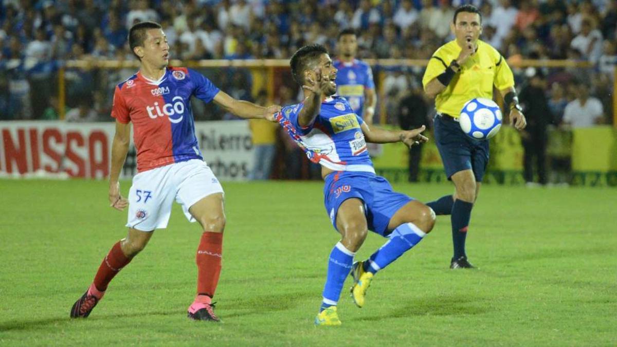 Christian Rodríguez en un partido con FAS