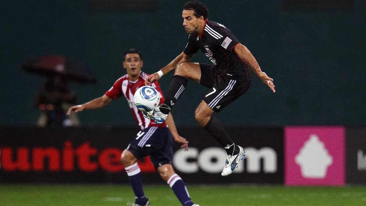 De Rosario controlando un balón