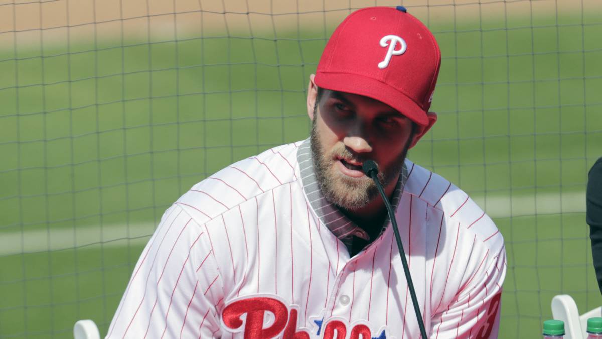 Bryce Harper durante rueda de prensa con los Phillies