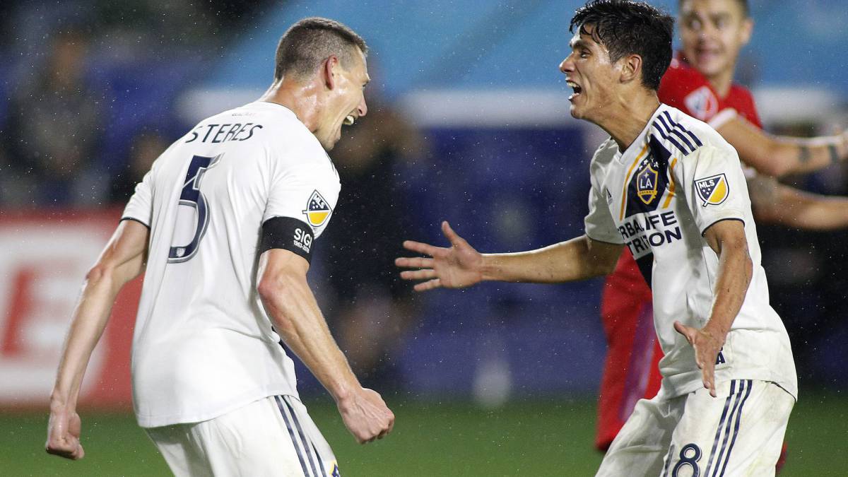 Uriel Antuna festejando un gol