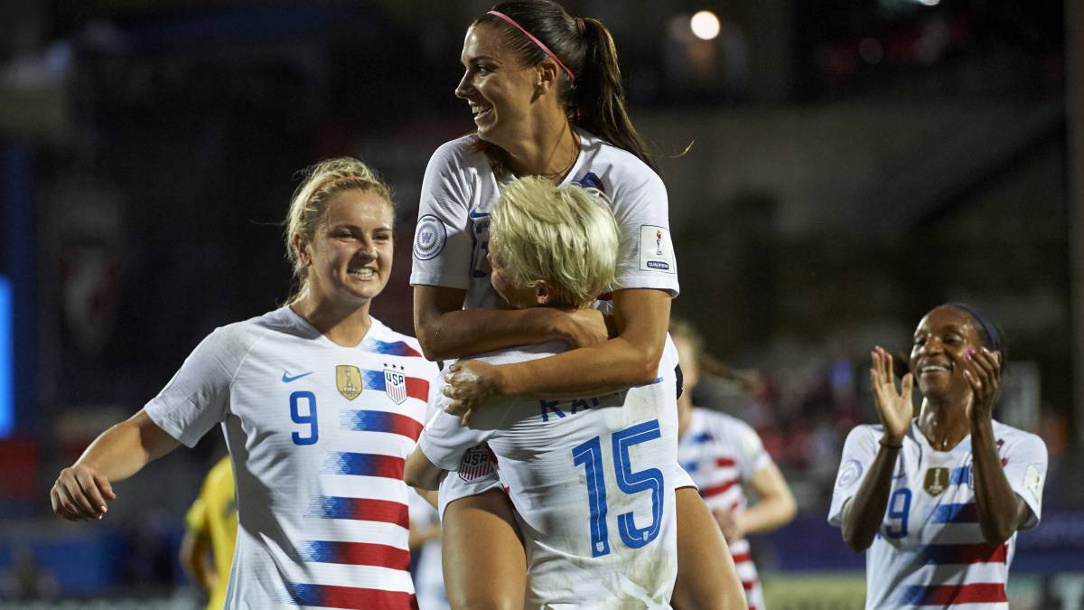 Alex Morgan festejando un gol con Estados Unidos