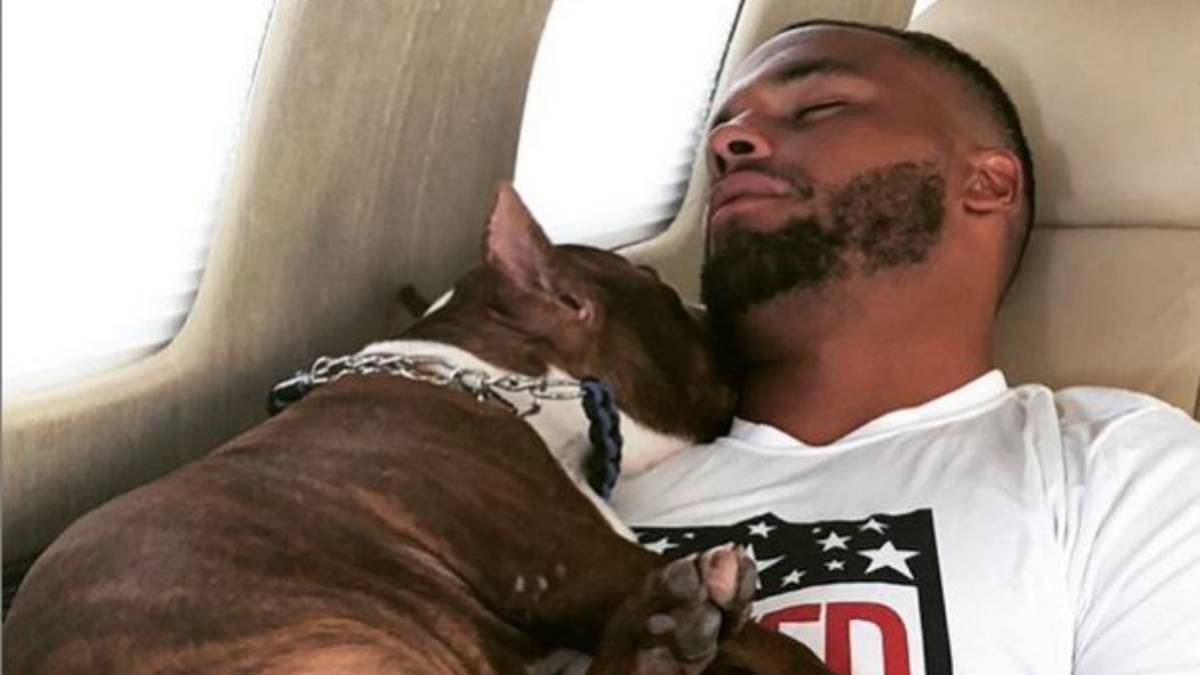 Dak Prescott con su perro Icon