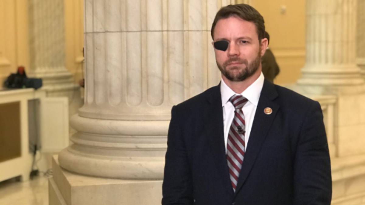 El representante, Dan Crenshaw, levantó su parche y mostró su ojo de cristal de Capitán América al actor que le da vida a este personaje de Los Anvengers