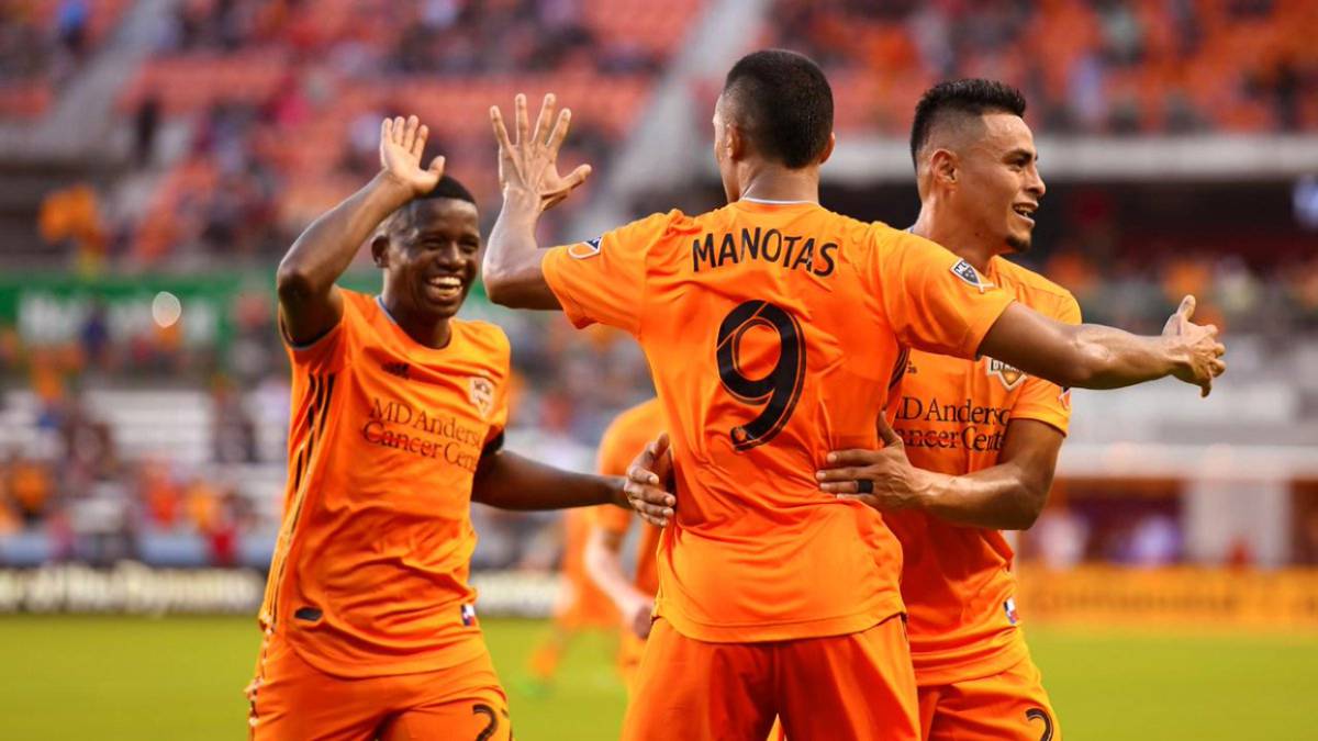 Mauro Manotas celebrando su gol con Houston Dynamo