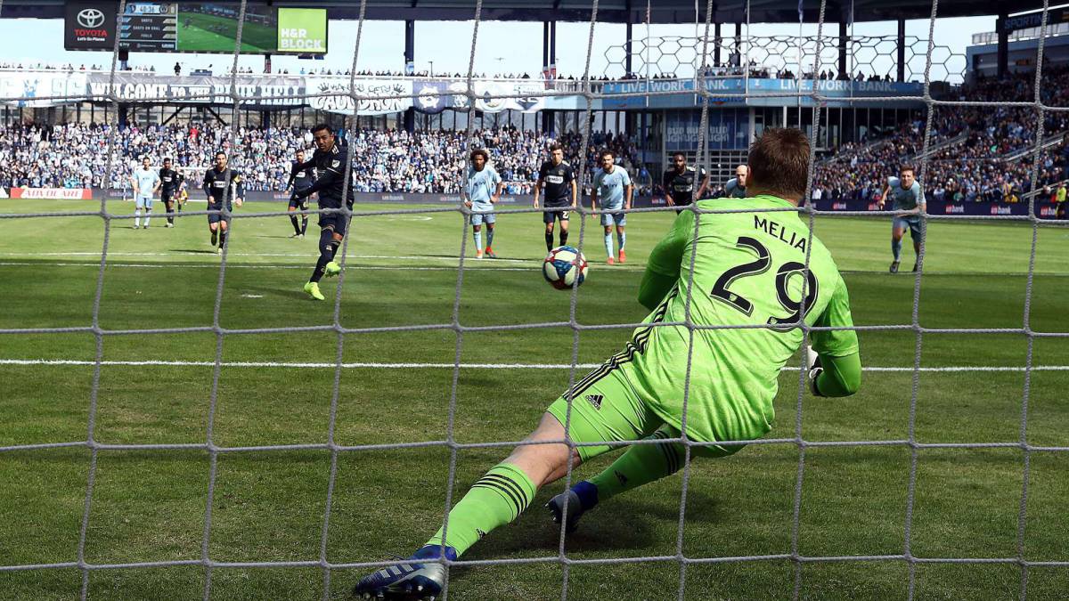 Marco Fabián fallando un penal en la MLS