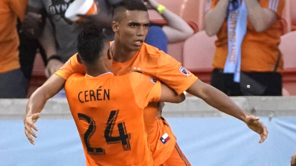 Darwin Cerén festajando gol con Houston Dynamo