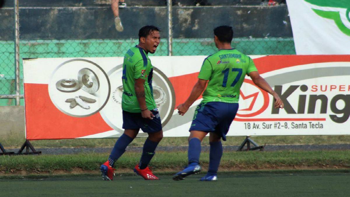 Jugadores de Santa Tecla festejan la remontada frente a Sonsonate en la Liga Mayor de El Salvador