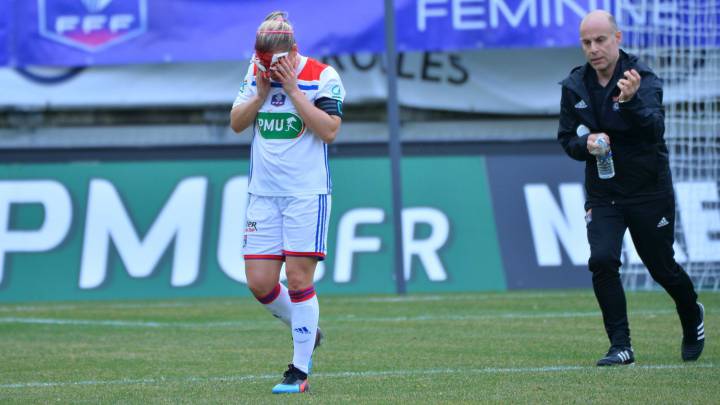 Eugénie Le Summer limpiando sangre de su cara tras un golpe