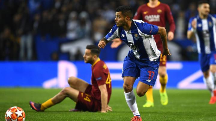 Jesus Manuel Corona of FC Porto during the UEFA Champions League Round of 16 Second Leg match between FC Porto and AS Roma