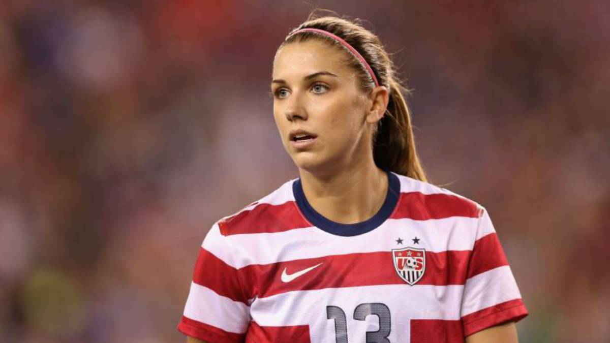 Alex Morgan jugando con Estados Unidos