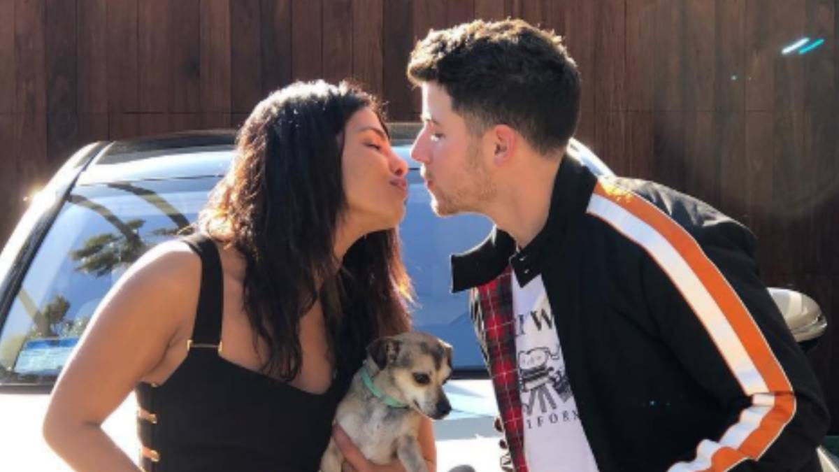 Luego de que la canción de los Jonas Brothers Sucker, se convirtió en la número uno en los Billboard Top 100, el cantante le regaló un lujoso coche a su esposa para celebrar