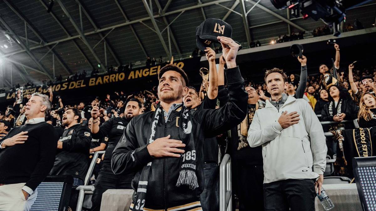 Rodolfo Zelaya con la afición de LAFC